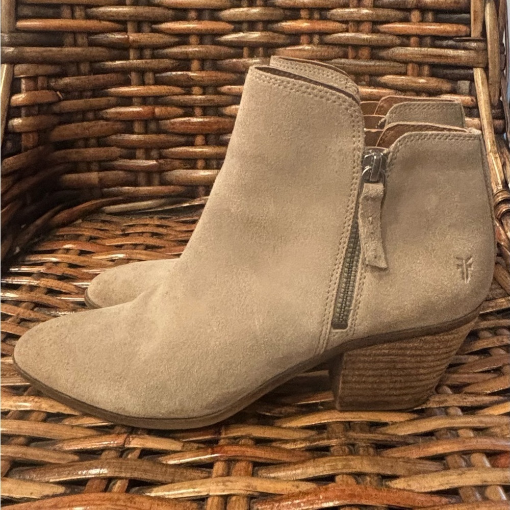 Frye Judith Double Zip Suede
Ankle Booties in Ash 8.5 Great Condition!